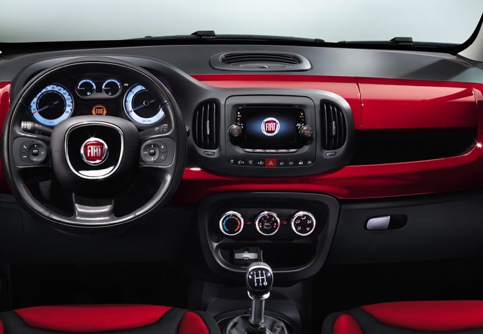 Ευχάριστη σχεδίαση για το εσωτερικό του Fiat 500L, με χρωματικούς συνδυασμούς που συμβάλουν στη δημιουργία μιας νεανικής ατμόσφαιρας.